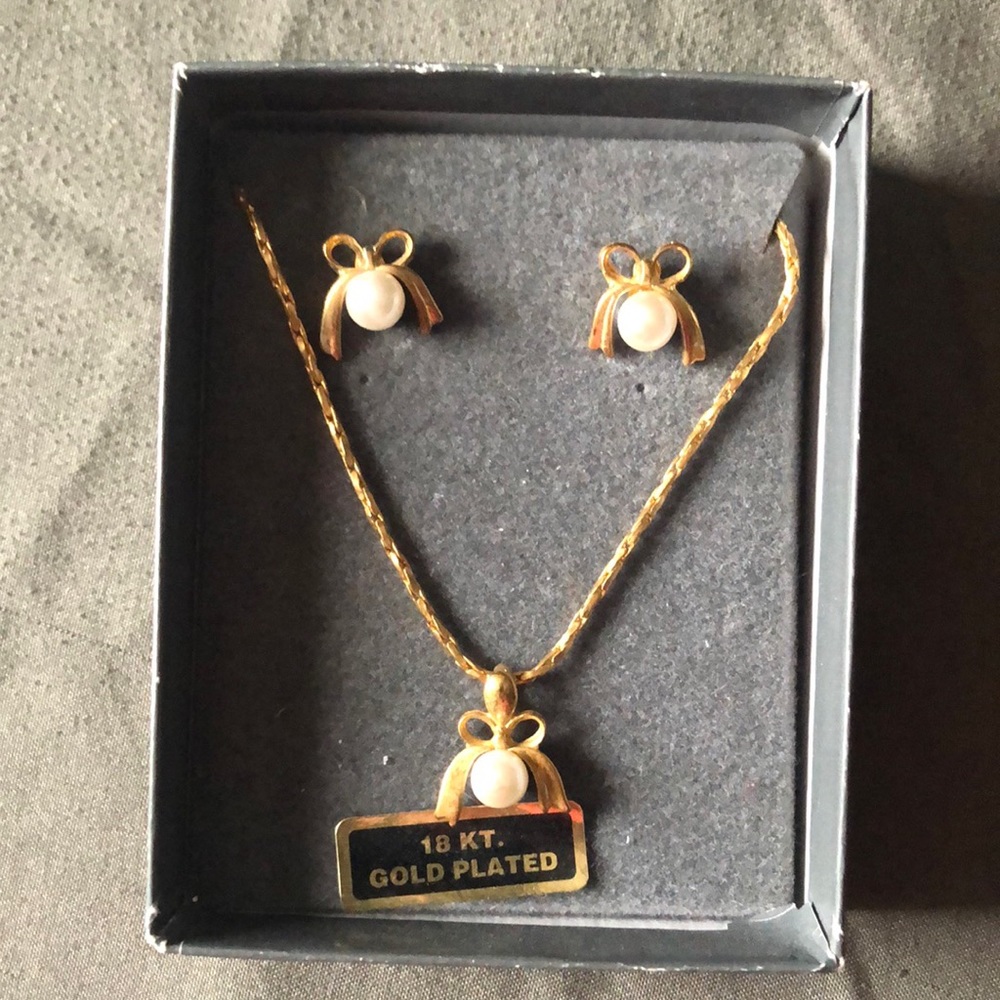 Earrings and necklace set